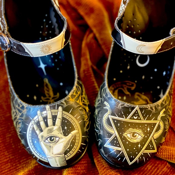 Chocolaticas Esoteric High Heels Sark Chocolate Designs. Witchy and fun! - Picture 2 of 3